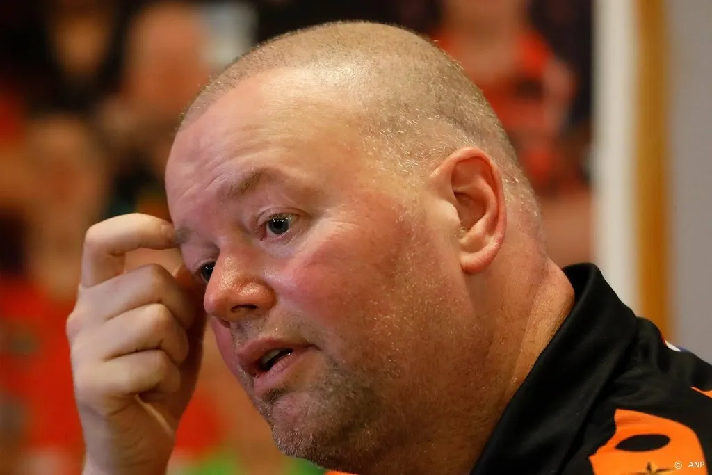 darter van barneveld onwel tijdens dartstoernooi1616165771