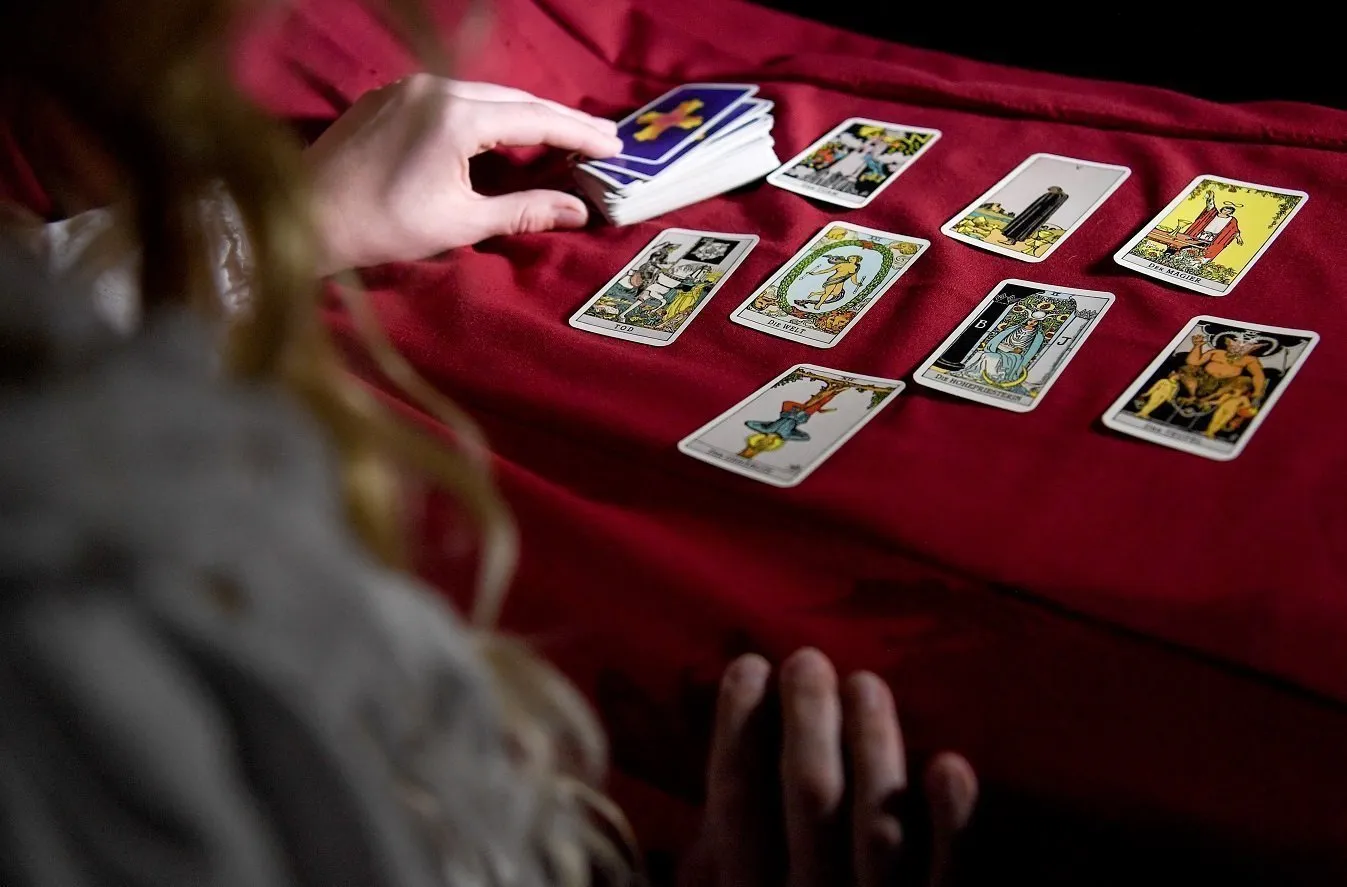 Rijksambtenaren krijgen (betaald en onder werktijd) workshop van tarotlezeres