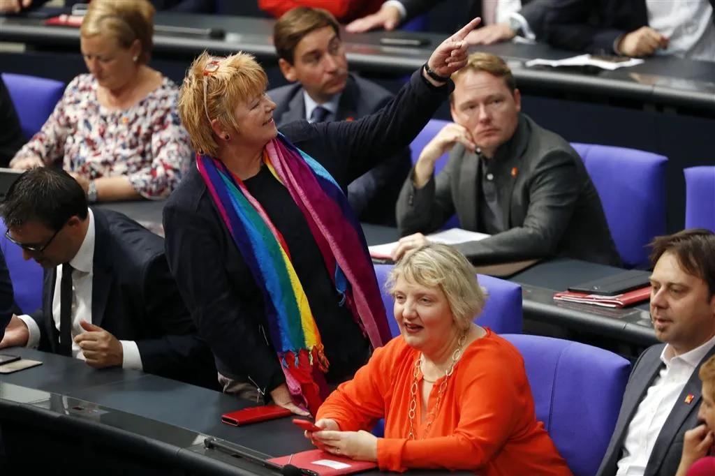 duits parlement stemt in met homohuwelijk1498808170