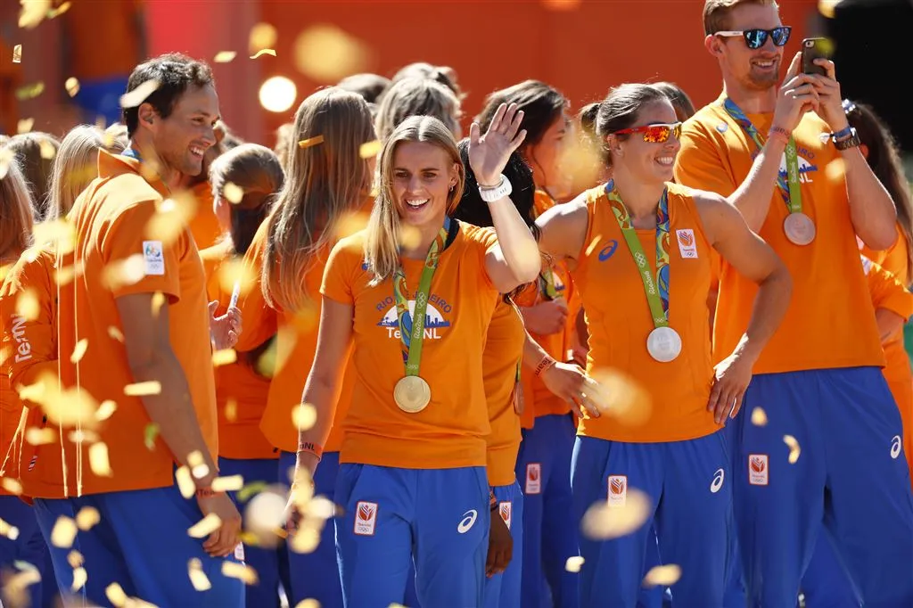 duizenden bij huldiging olympiers1471956758