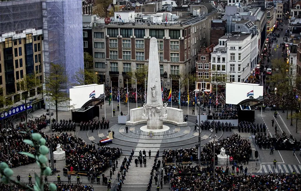 elf aanhoudingen bij herdenking amsterdam1493932087