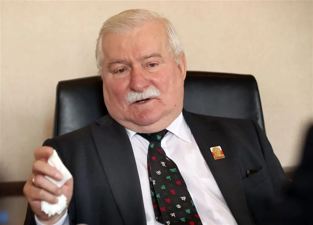 experts walesa werkte voor geheime dienst1485875824