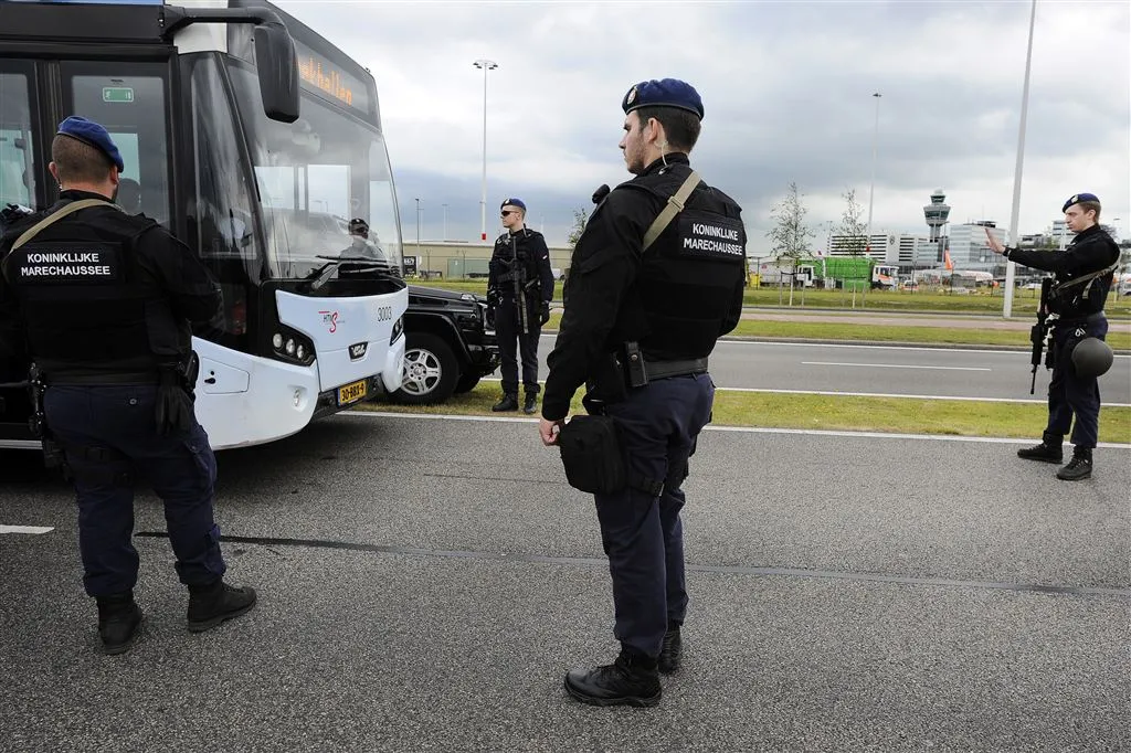 extra maatregelen schiphol gelden ook zondag1469900648