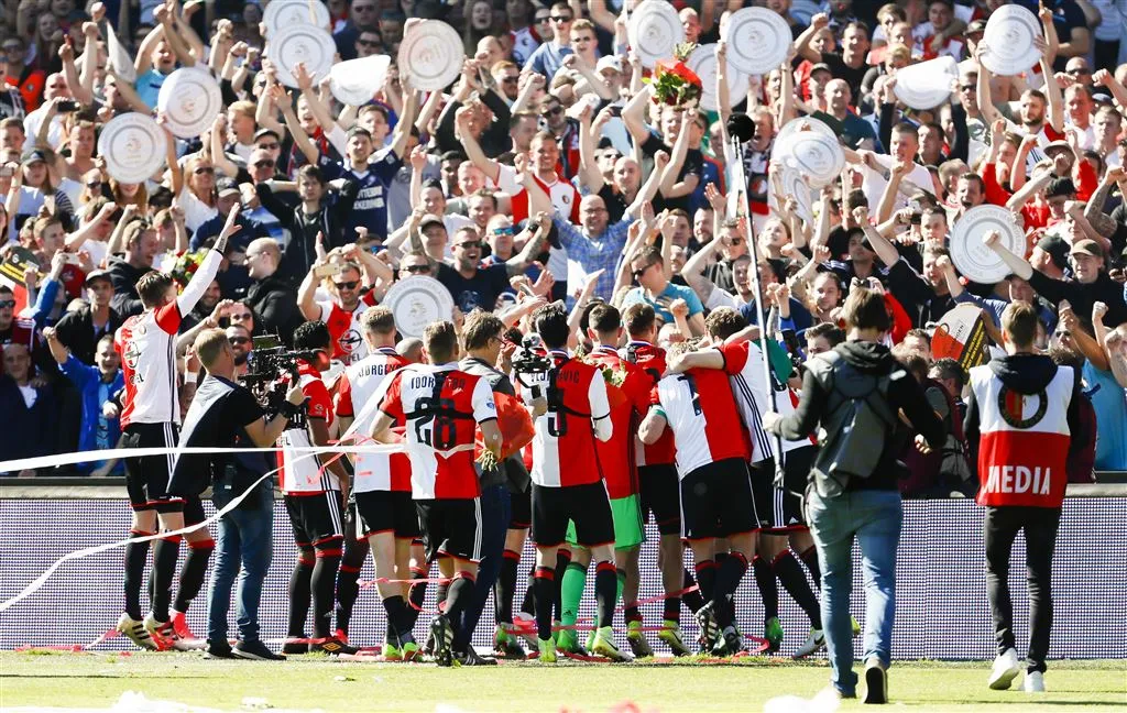 feyenoorders gaan los in de kuip1494776200