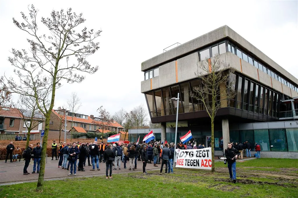 gemeenteraad stemt voor drie azcs in ede1460680199