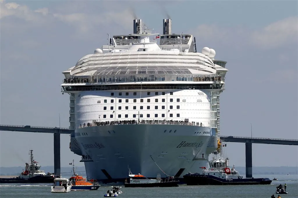 grootste cruiseschip legt aan in rotterdam1464068465