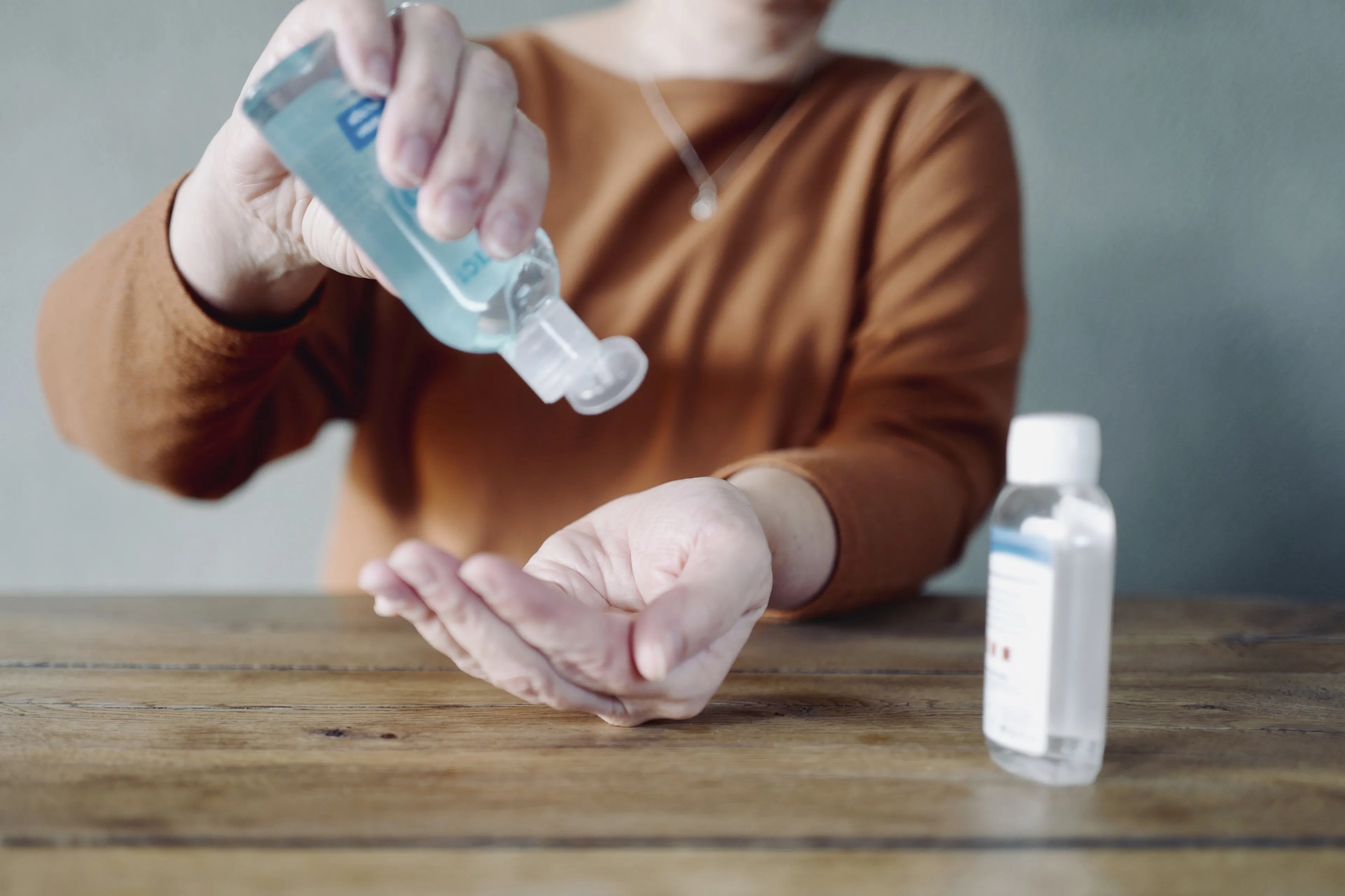 Desinfecterende handgel kan vlam vatten in de auto