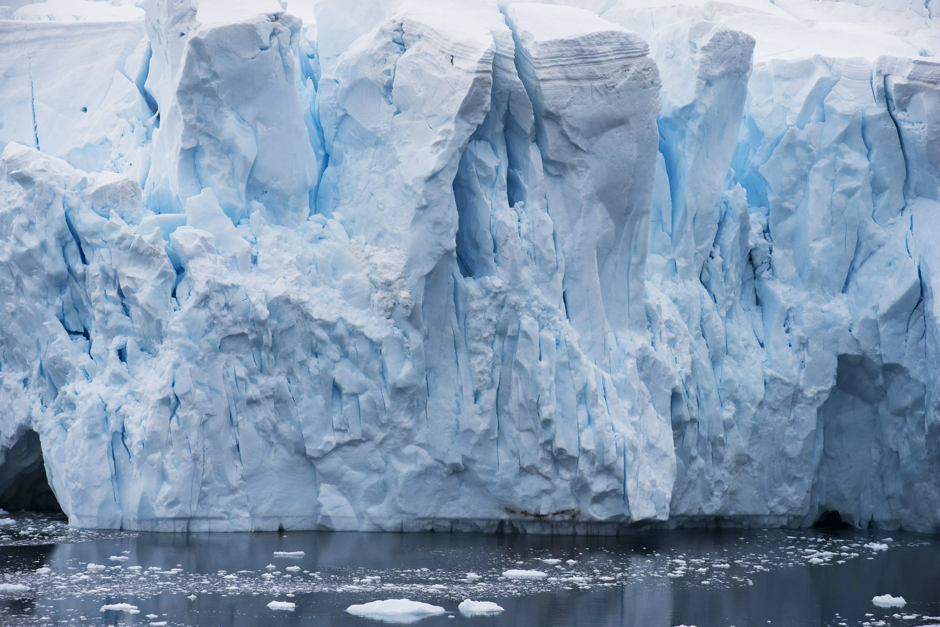 Gigantische ijsberg afgescheurd van Antarctica