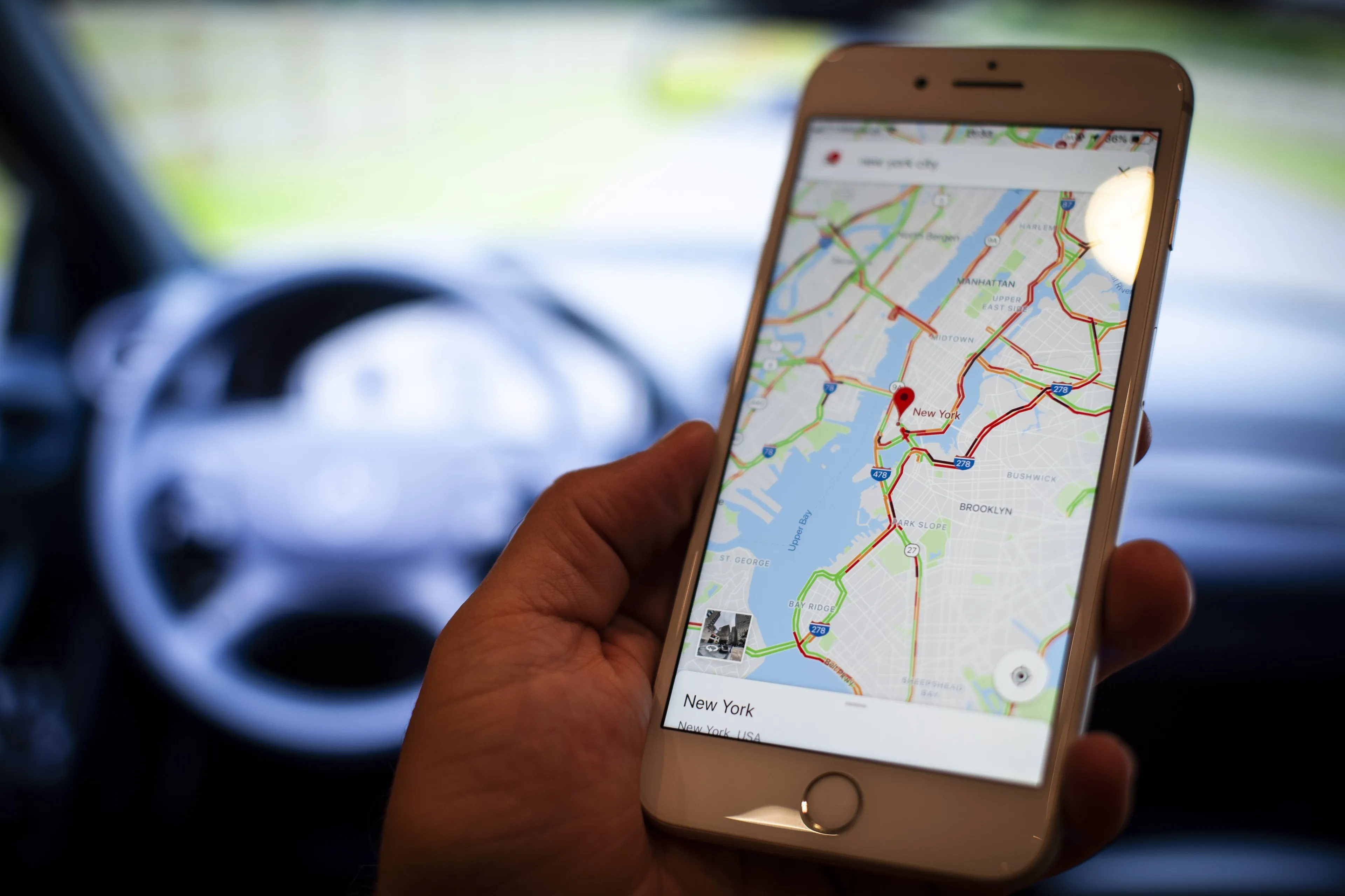 Duitse kunstenaar loopt met kar met 99 smartphones door Berlijn en veroorzaakt files op Google Maps