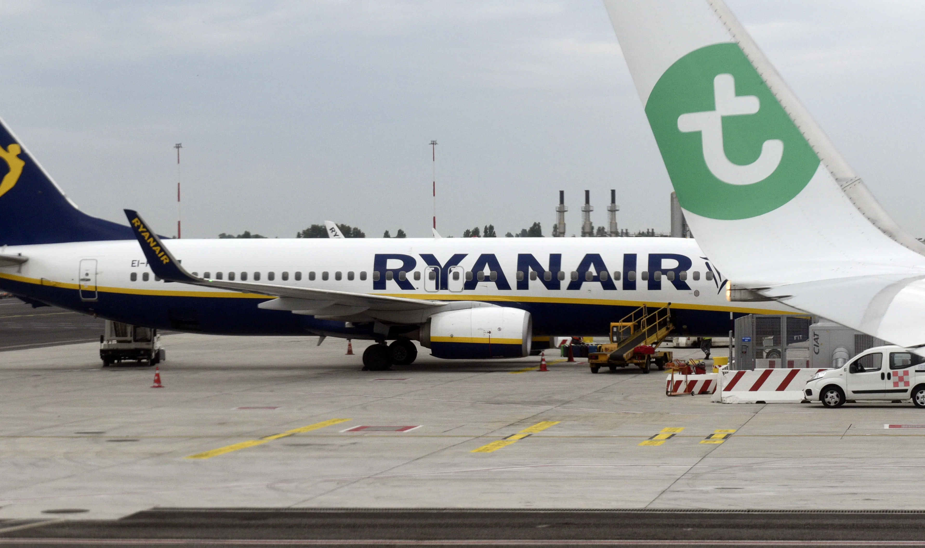 Kabinet: minder goedkope vakantievluchten van Schiphol
