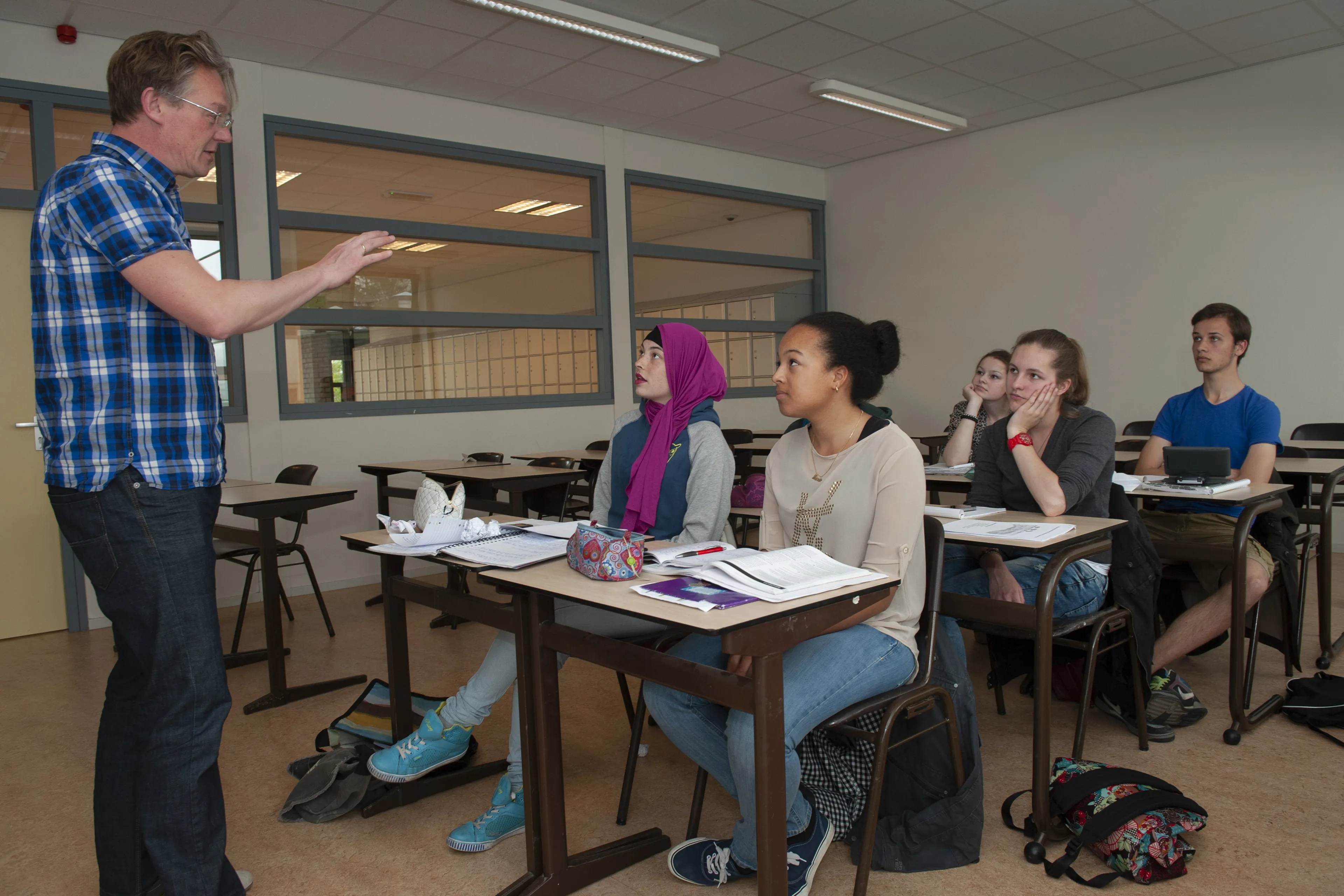 Stunts van natuurkundeleraar gaan viraal: "Nog nooit zoiets gezien"
