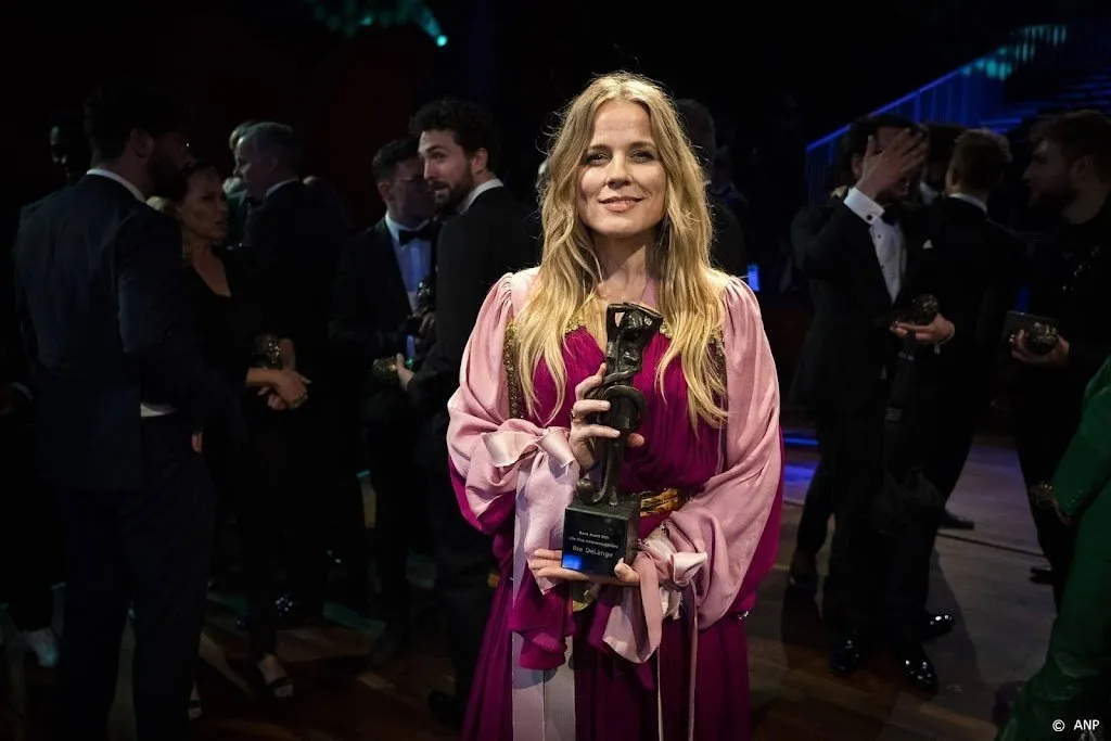Ilse DeLange zou haar 20-jarige zelf adviseren opener te zijn