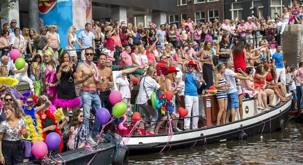 Imam vaart mee op botenparade Gay Pride