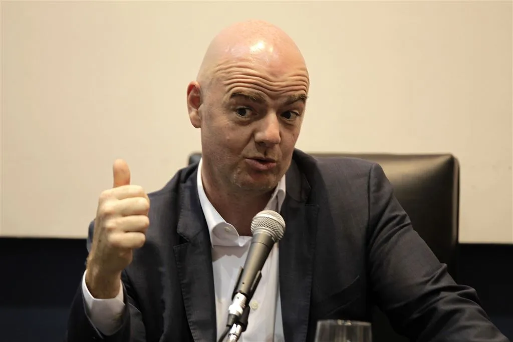 infantino tekende dubieuze contracten uefa1459885853