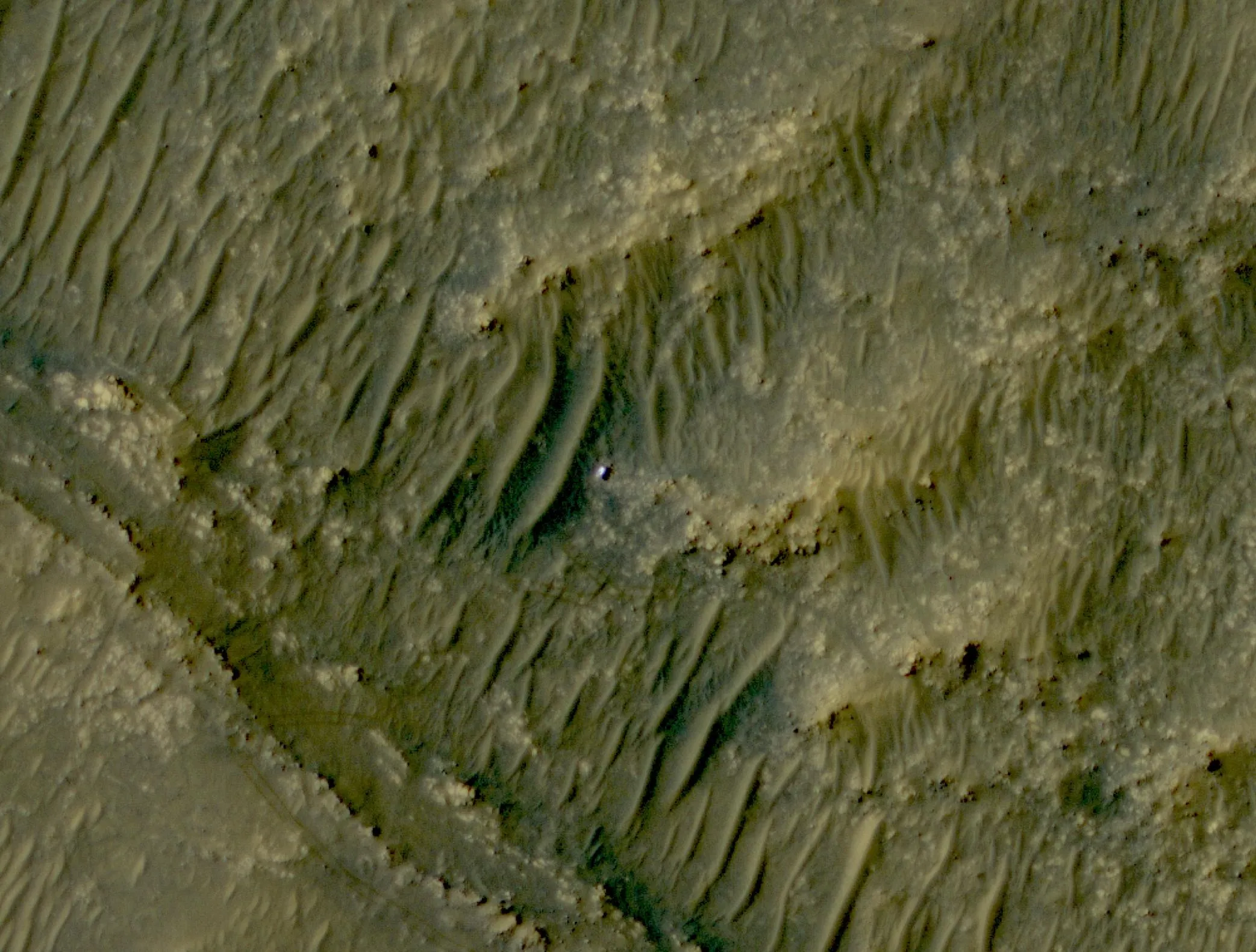Nieuwe satellietfoto toont piepkleine Perseverance in het grote niets van Mars