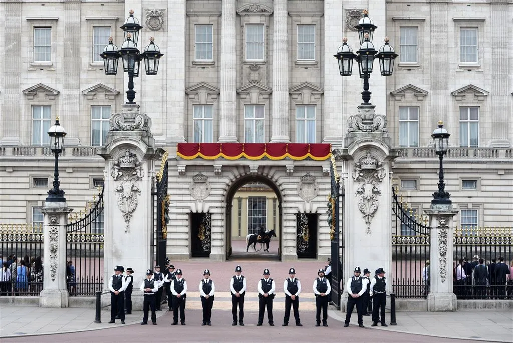 man valt agenten aan bij buckingham palace1503695081