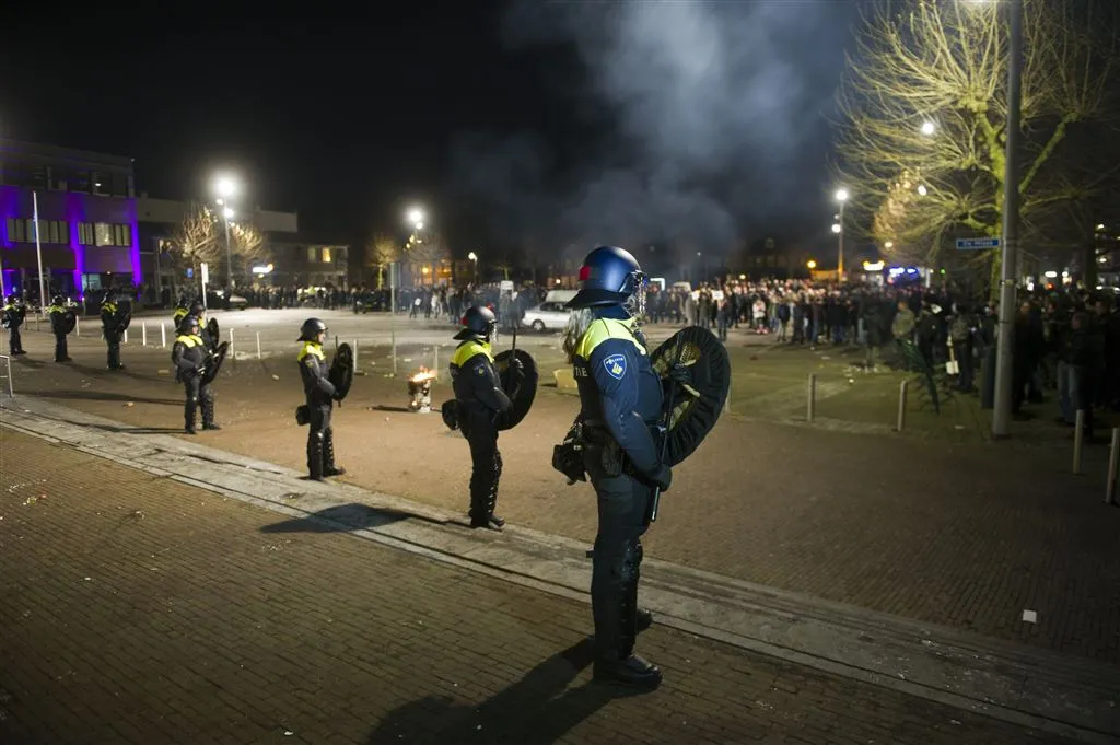 me treedt op tegen demonstranten in heesch1453145062