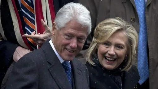 Pikante onthullingen over de Clintons: 'Hillary sloeg Bill met een boek'