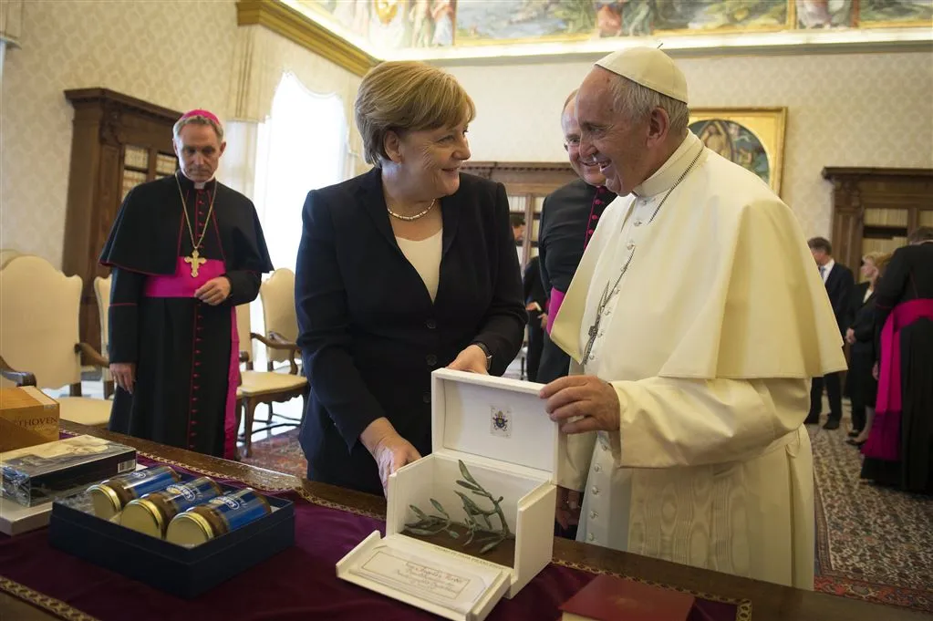 merkel spreekt paus over klimaatverdrag1497709709