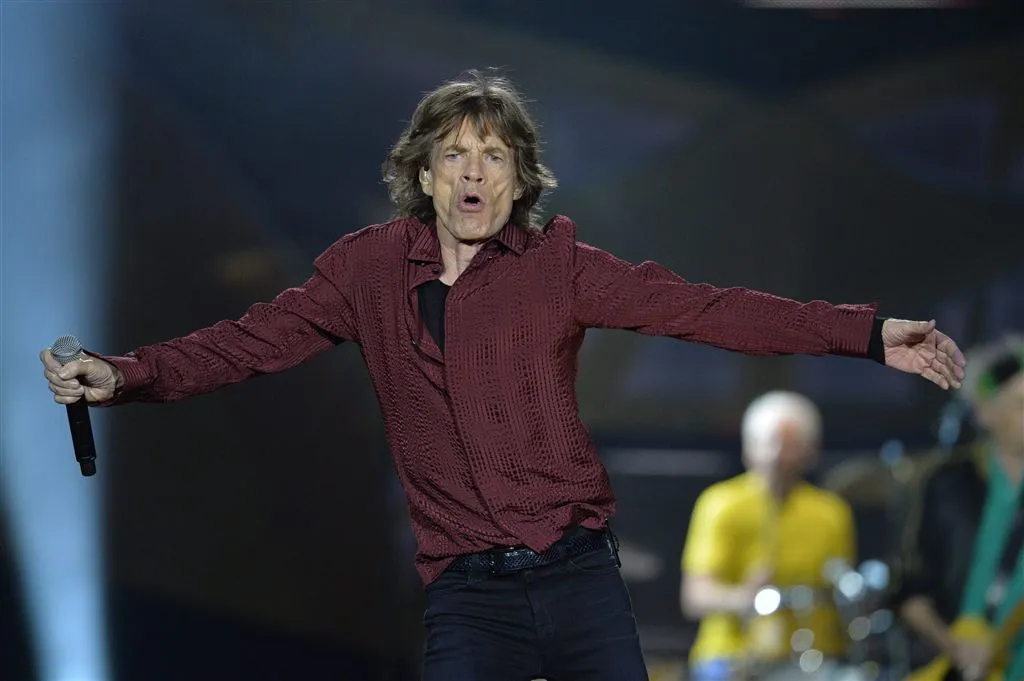 mick jagger gaat door tot hij erbij neervalt1406696176