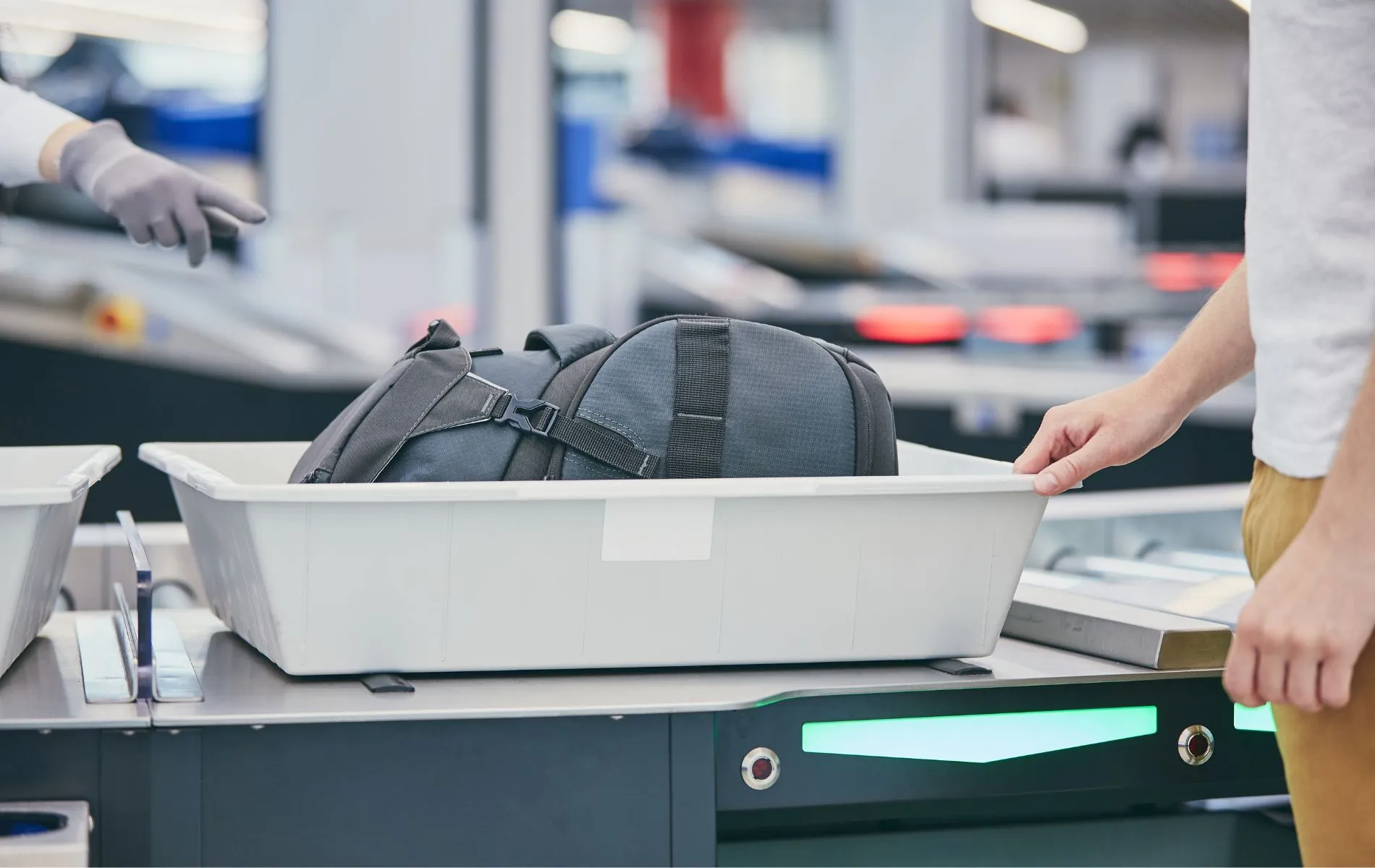 Waarom moet je laptop uit je handbagage tijdens het inchecken?