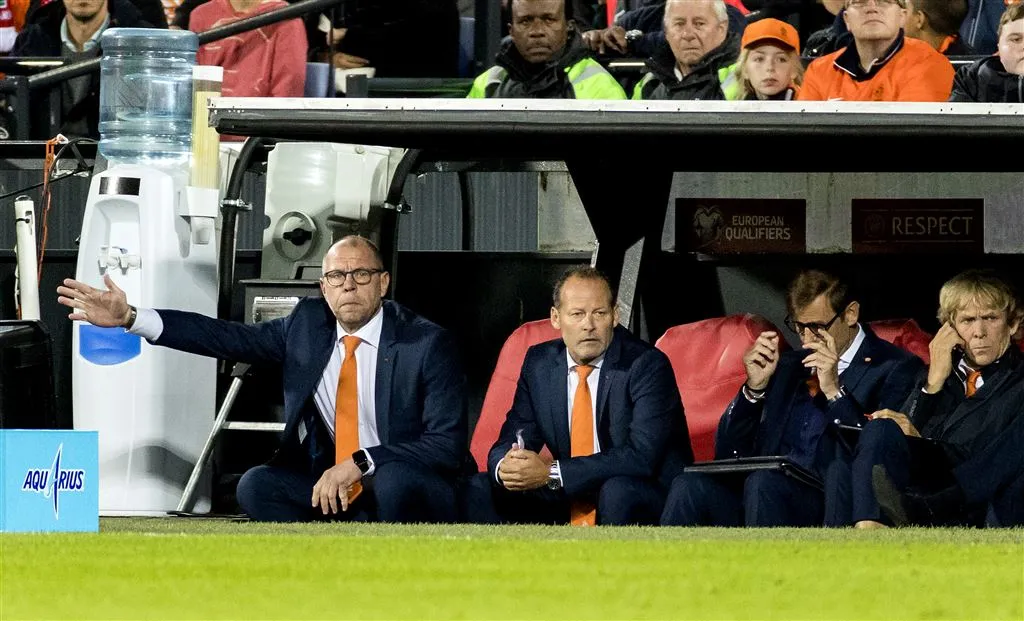 oranje oefent met grim op bank tegen italie1490667126