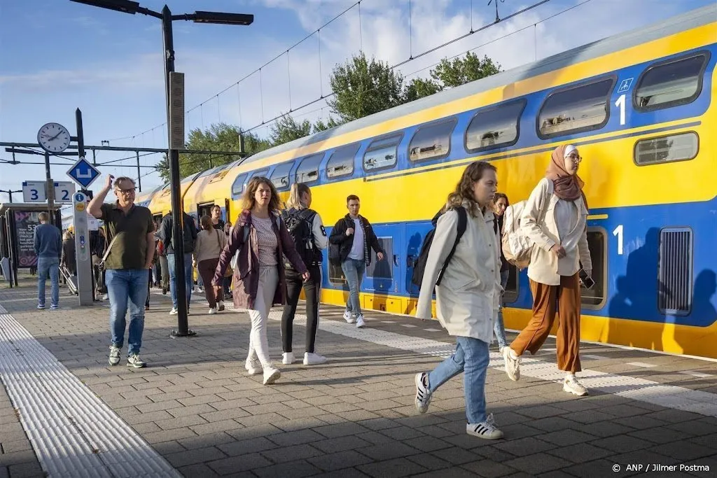 prorail zet extra materieel en personeel in op spoor om storm1698848419