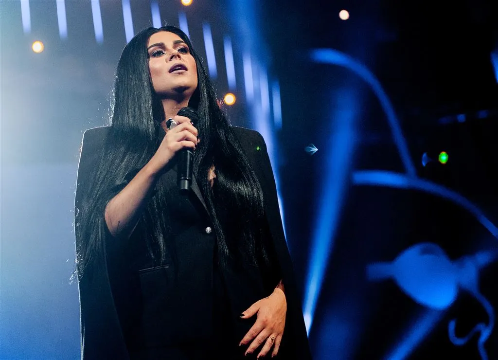 roxeanne hazes gaat liedjes hertalen in dwdd1503340833