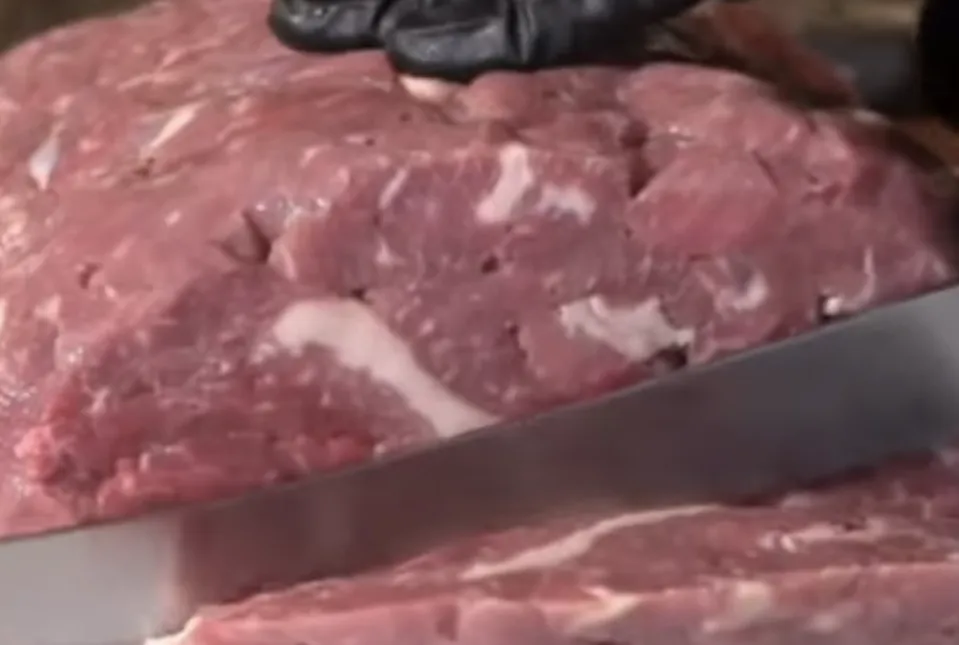 Zo wordt goedkoop vlees gelijmd tot steaks