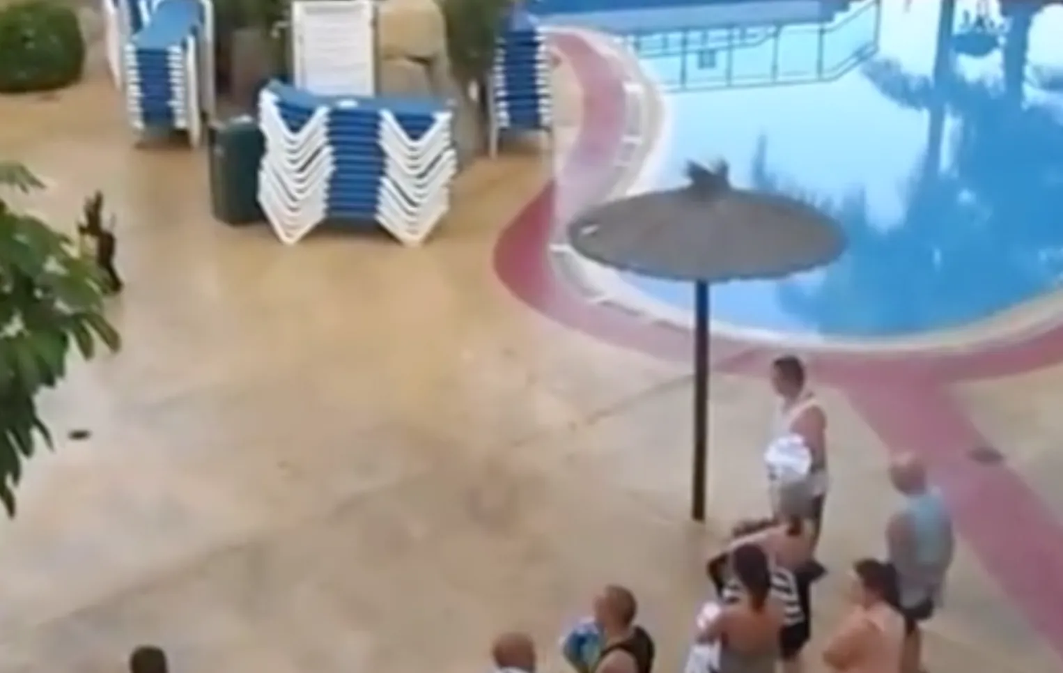 Gruwelbeelden: de ligbeddenrace in het all inclusive resort