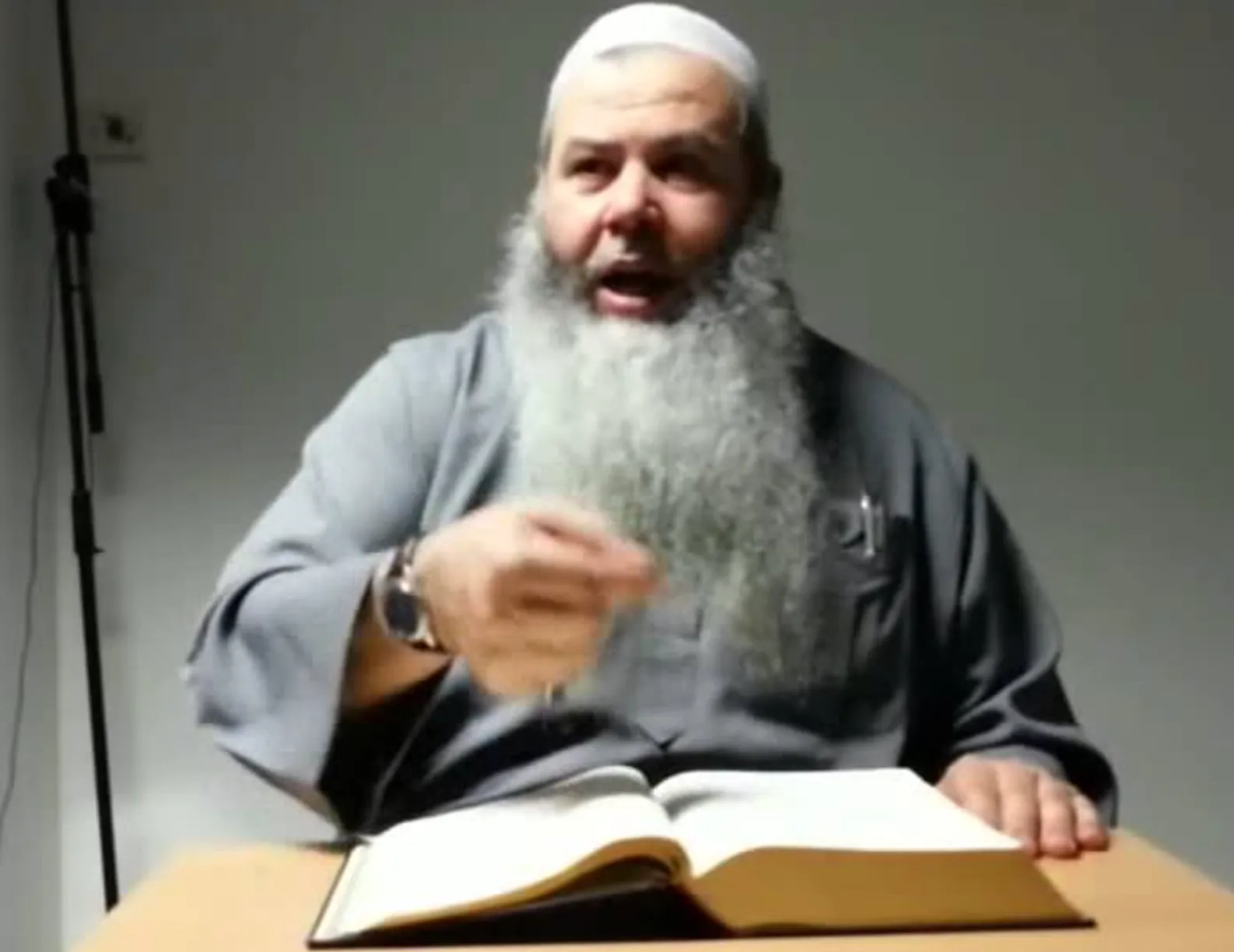 Haat-imam kan ongestoord zijn gang gaan