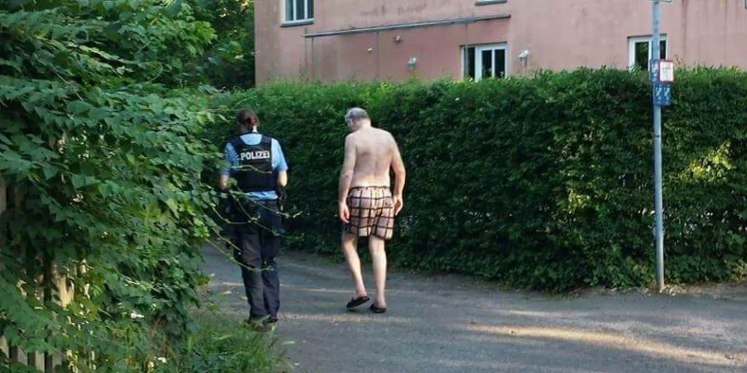 Extreem rechtse Duitse politicus in zijn zwembroek naar huis