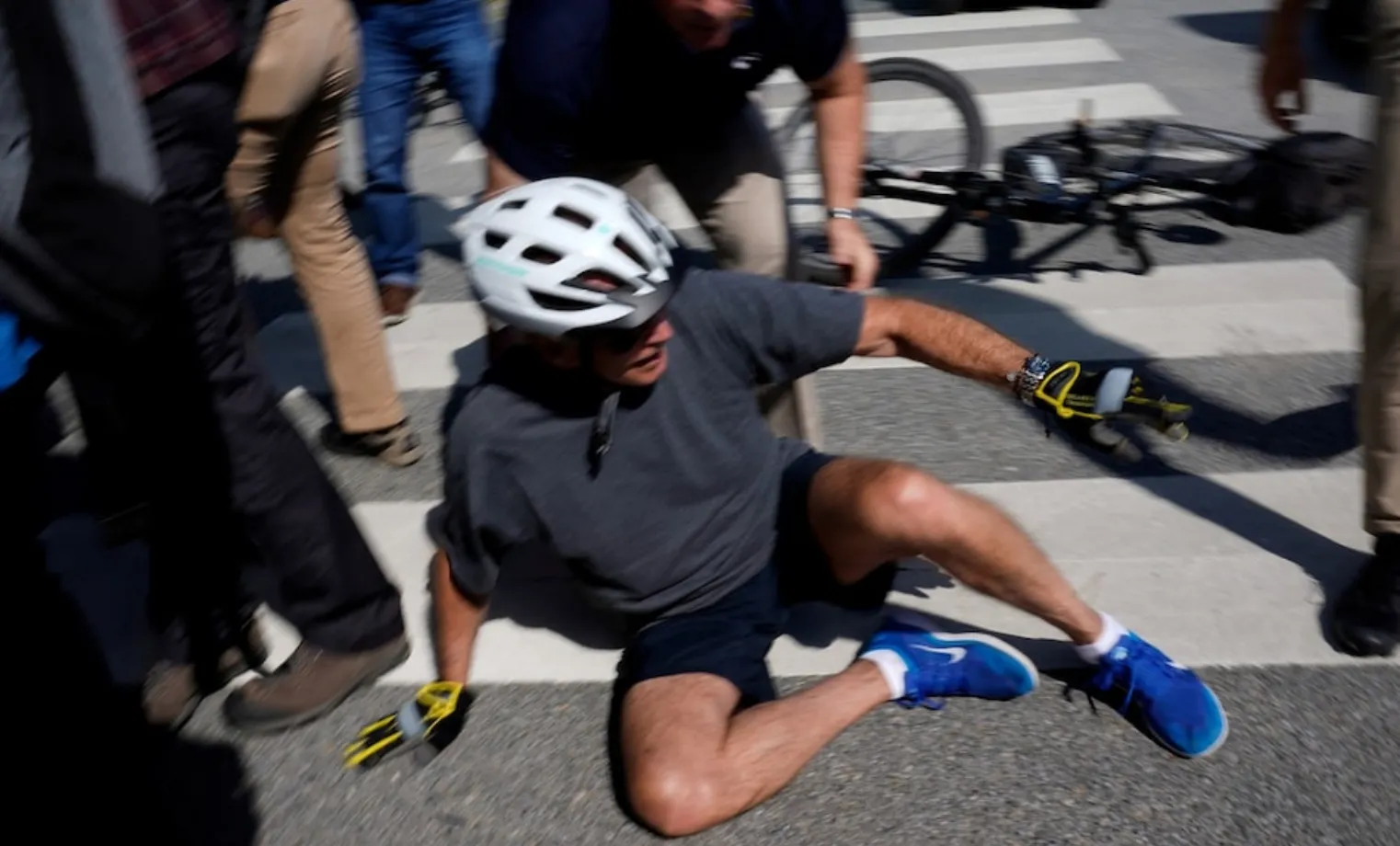 Video: Joe Biden (78) valt van zijn fiets