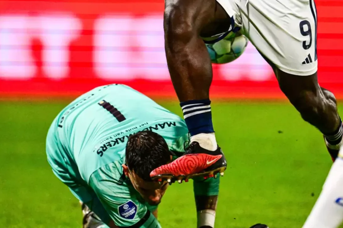 Foto: hoe hard trapte  Brobbey tegen het hoofd van RKC-keeper Vaessen?