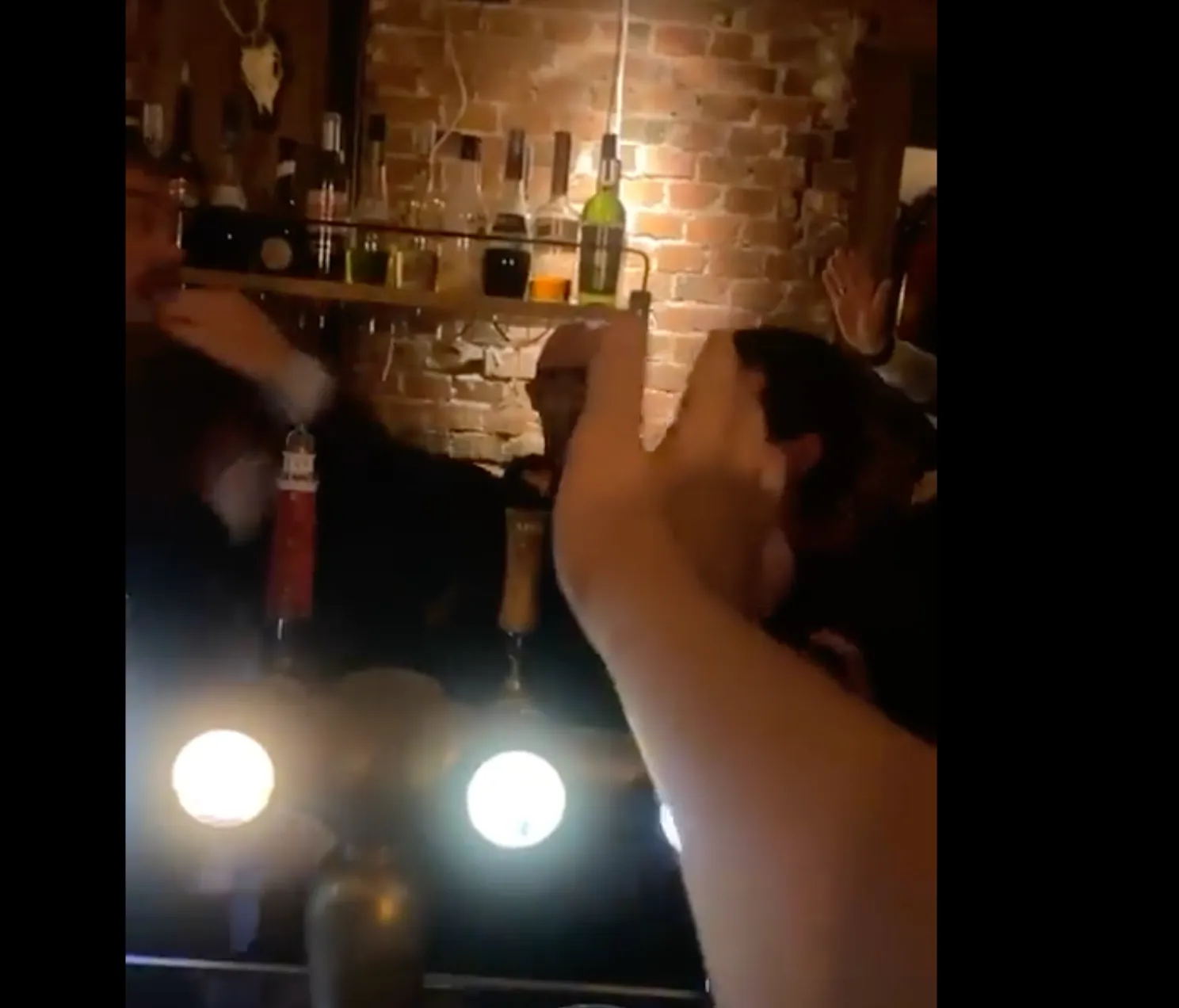 Baudet met een fles geslagen in kroeg