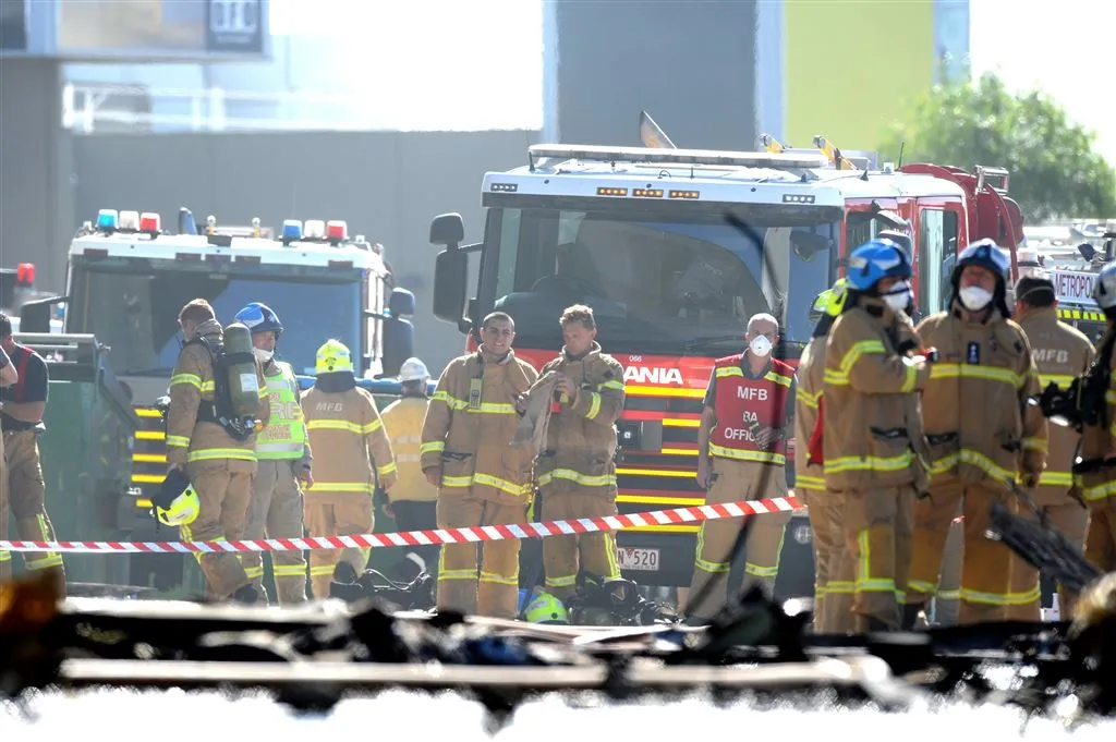 vliegtuigje crasht op winkelcentrum australie1487645293