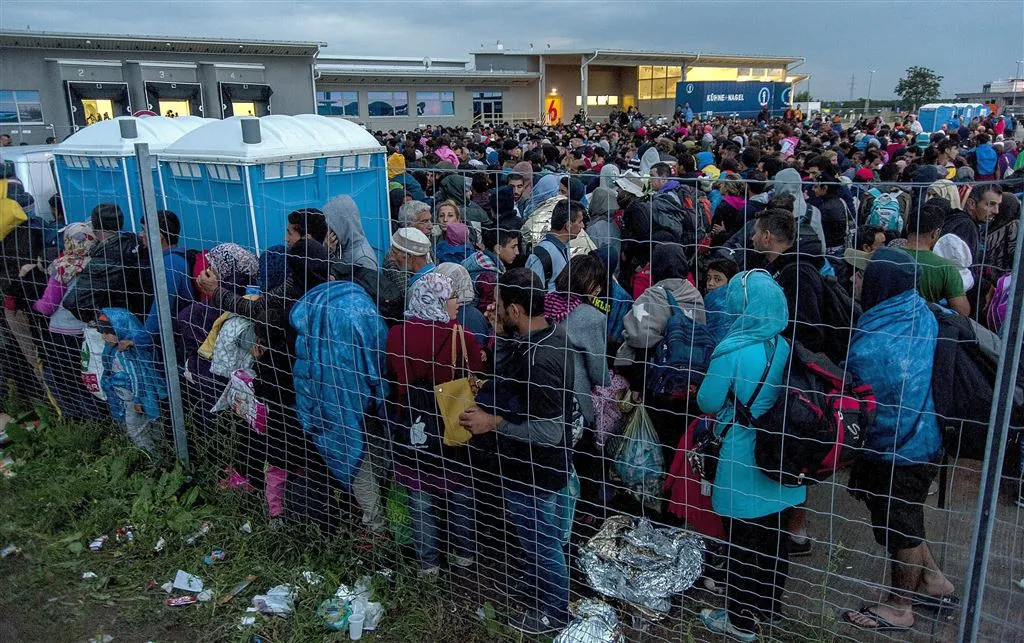 vluchtelingen steken grens oostenrijk over1441946488