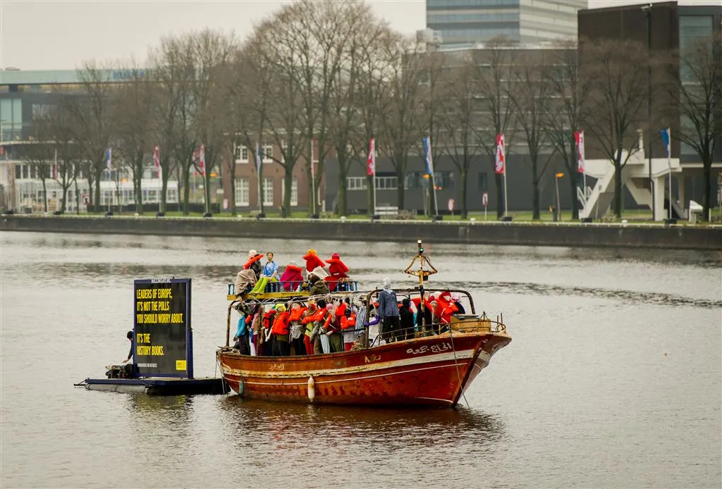 vluchtelingenboten gaan grachten bevaren1462359405