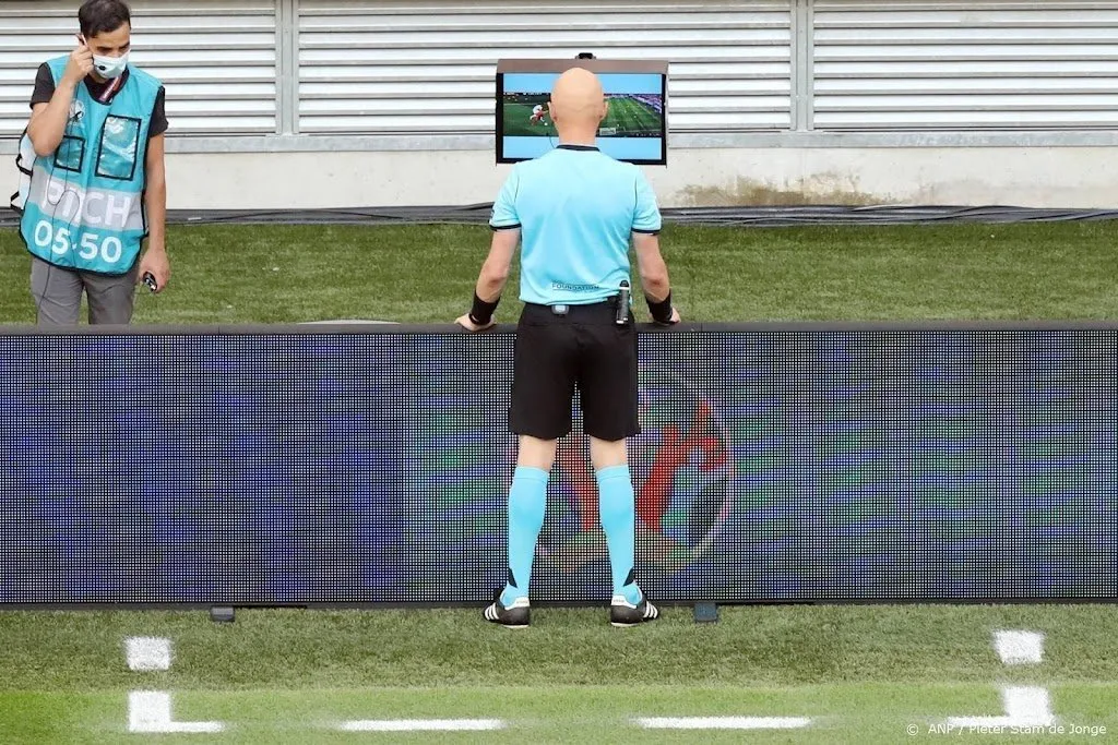 Voorstel aan FIFA: zet speeltijd stil bij raadpleging VAR