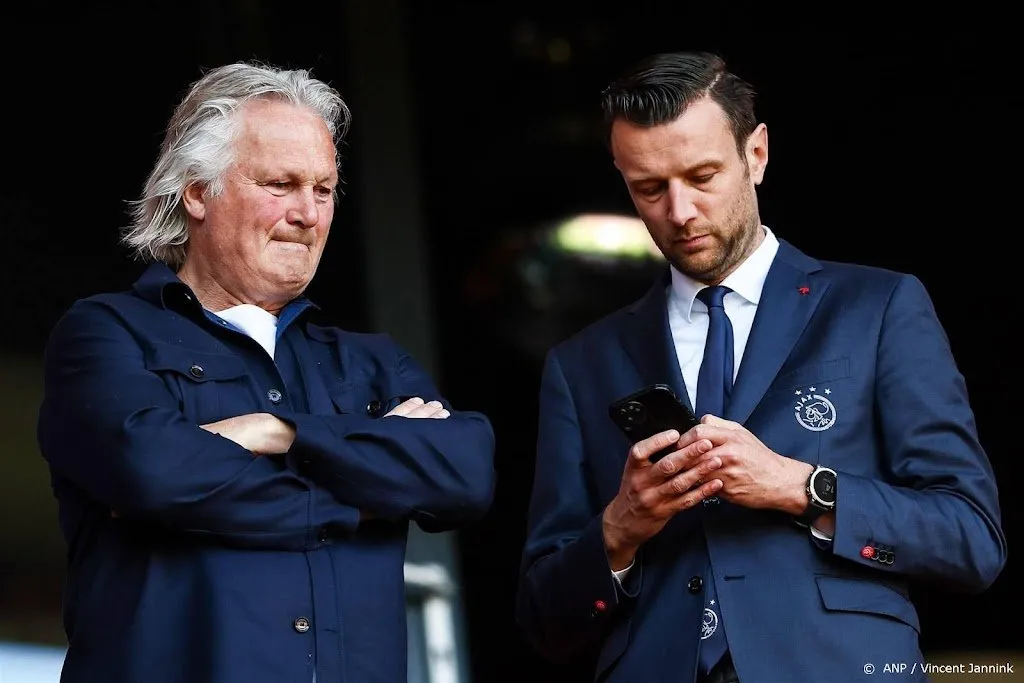 Rollende Ajax-koppen: voorzitter Eringa van rvc Ajax treedt per direct af