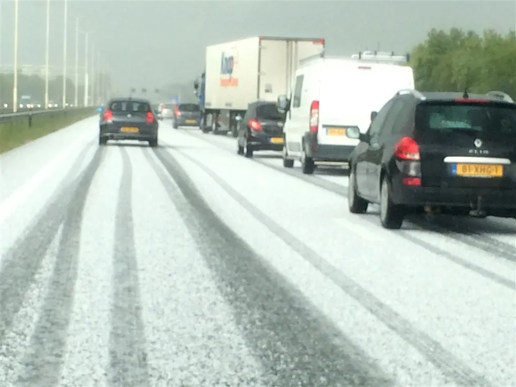 waarschuwing voor hagel en onweer1461645525