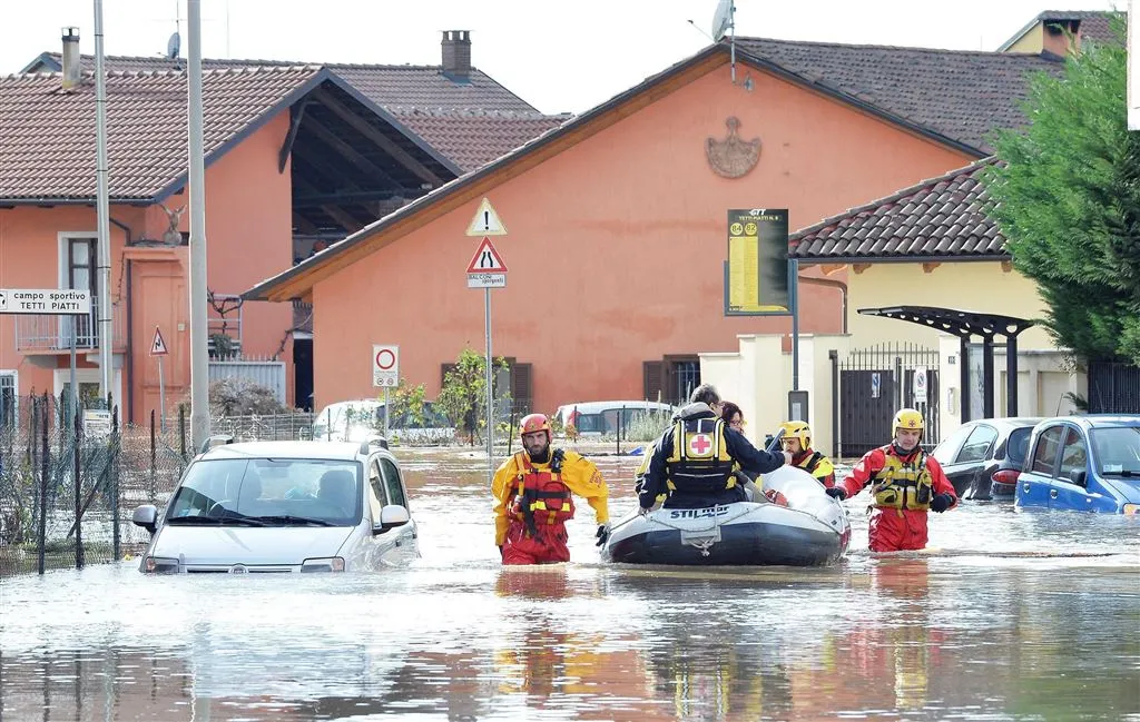 wateroverlast italie maakt honderden dakloos1480090090