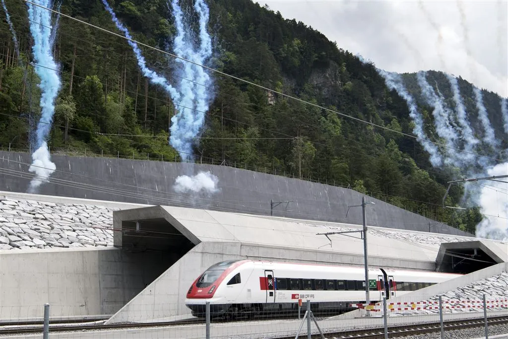 zwitsers openen tunnel voor europa1464800431