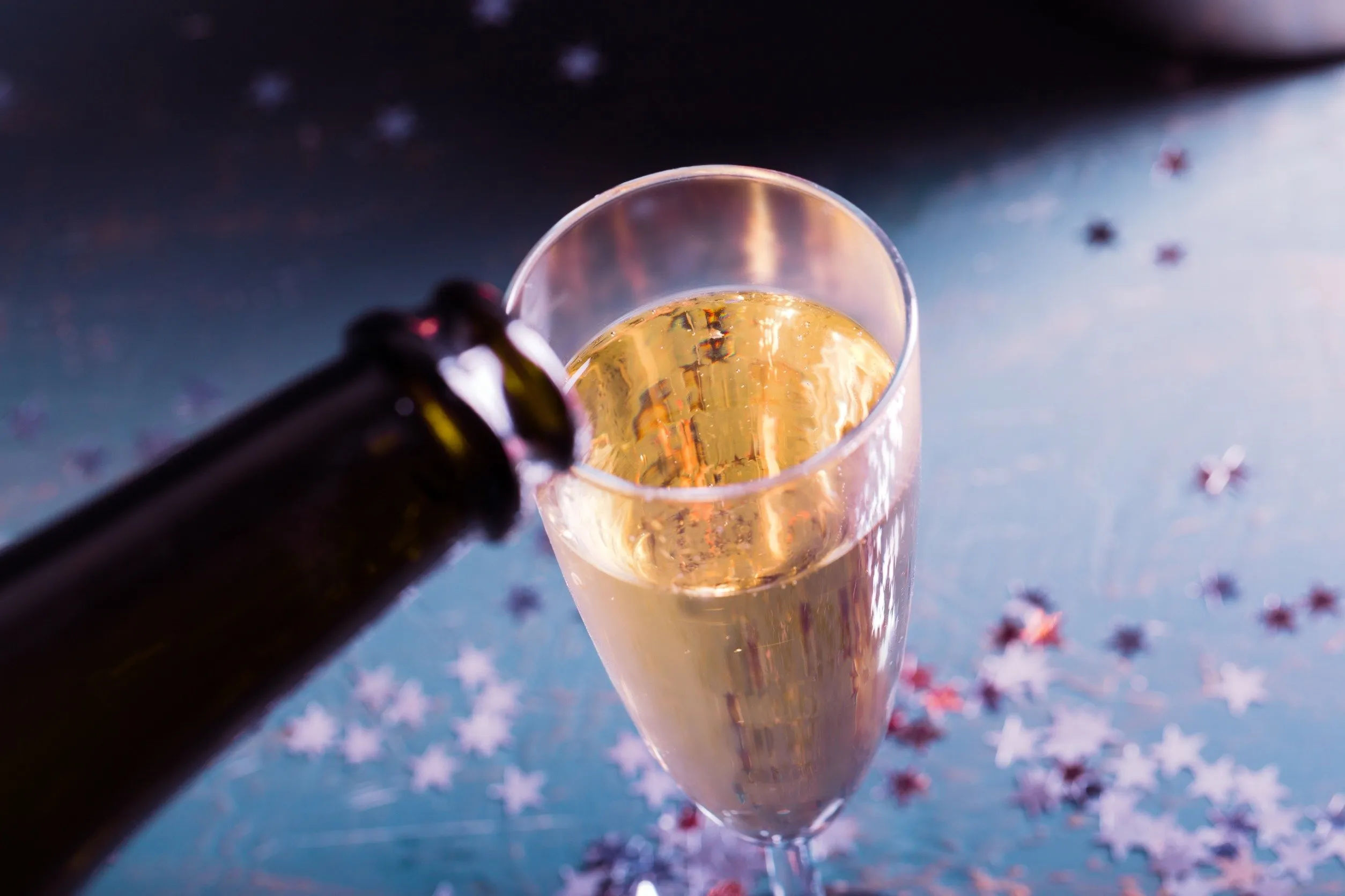 Waarom je van champagne sneller dronken wordt