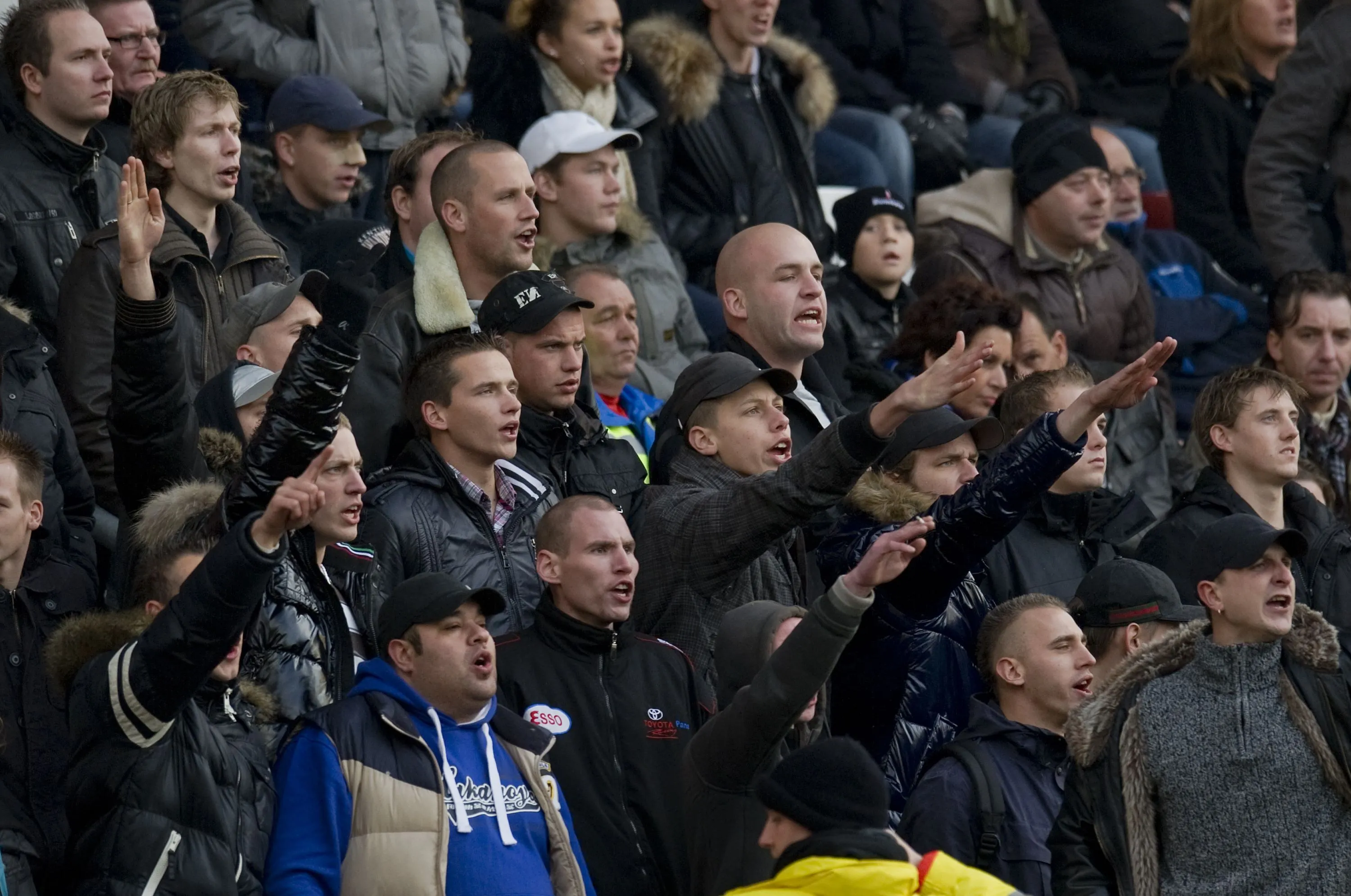 Probleem voor OM na spreekkoren: Voetbalhooligans claimen bij rechter dat ze playbackten