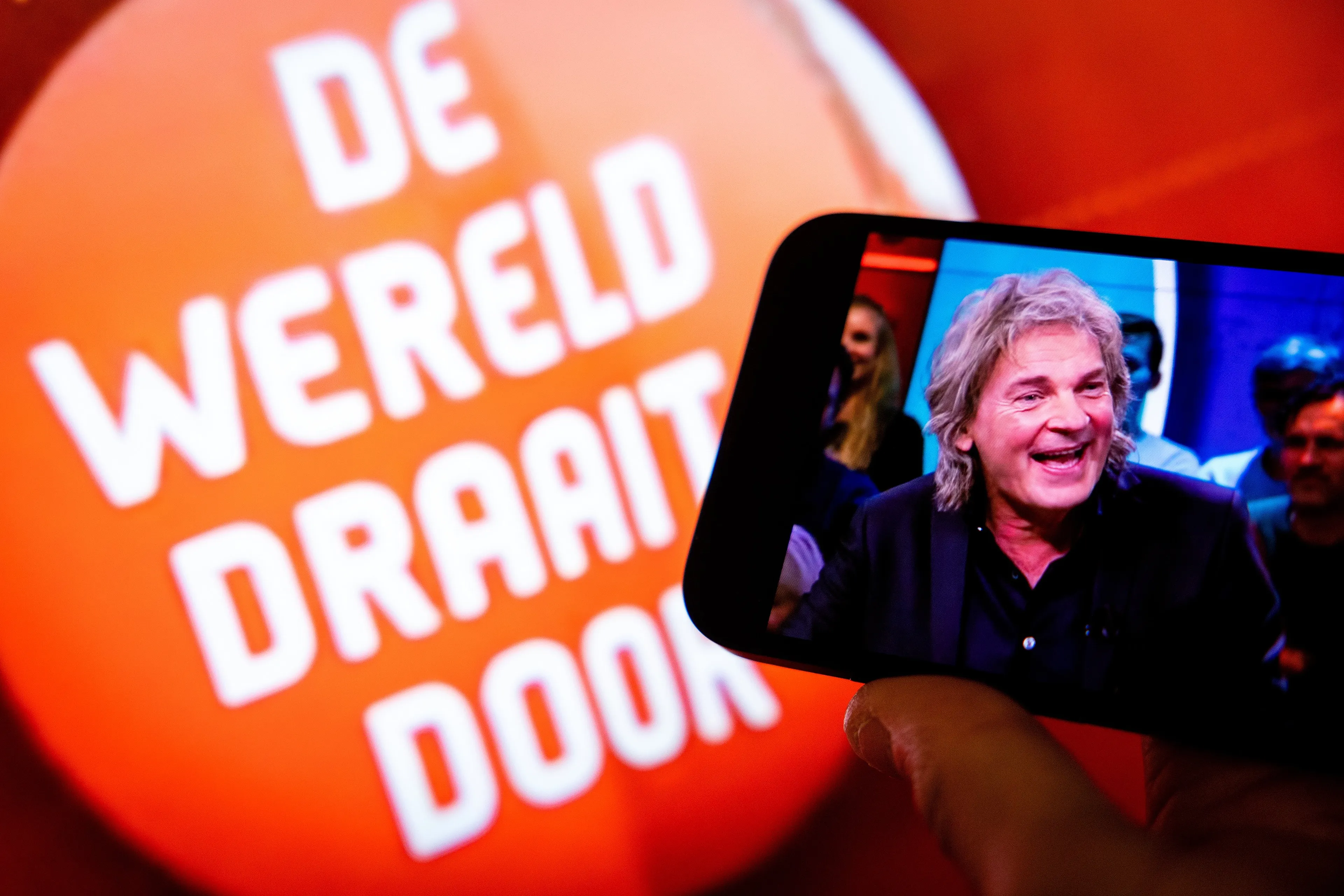 DWDD: 'schreeuwen, seks, bedreigen, non-verbale intimidatie, en in sommige gevallen fysiek geweld.’