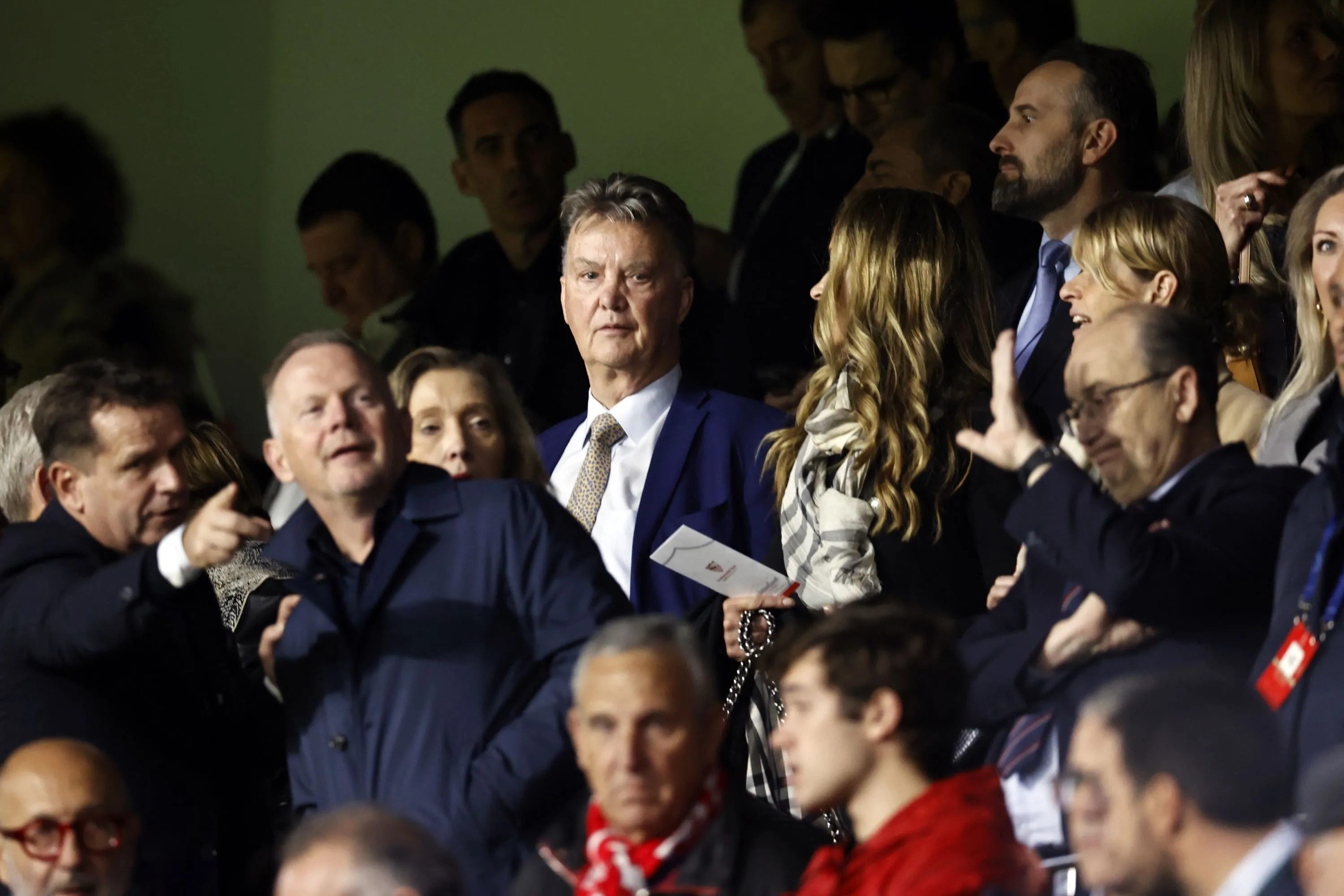 Feel Good TV: Louis van Gaal danst en loopt polonaise bij PSV-feest