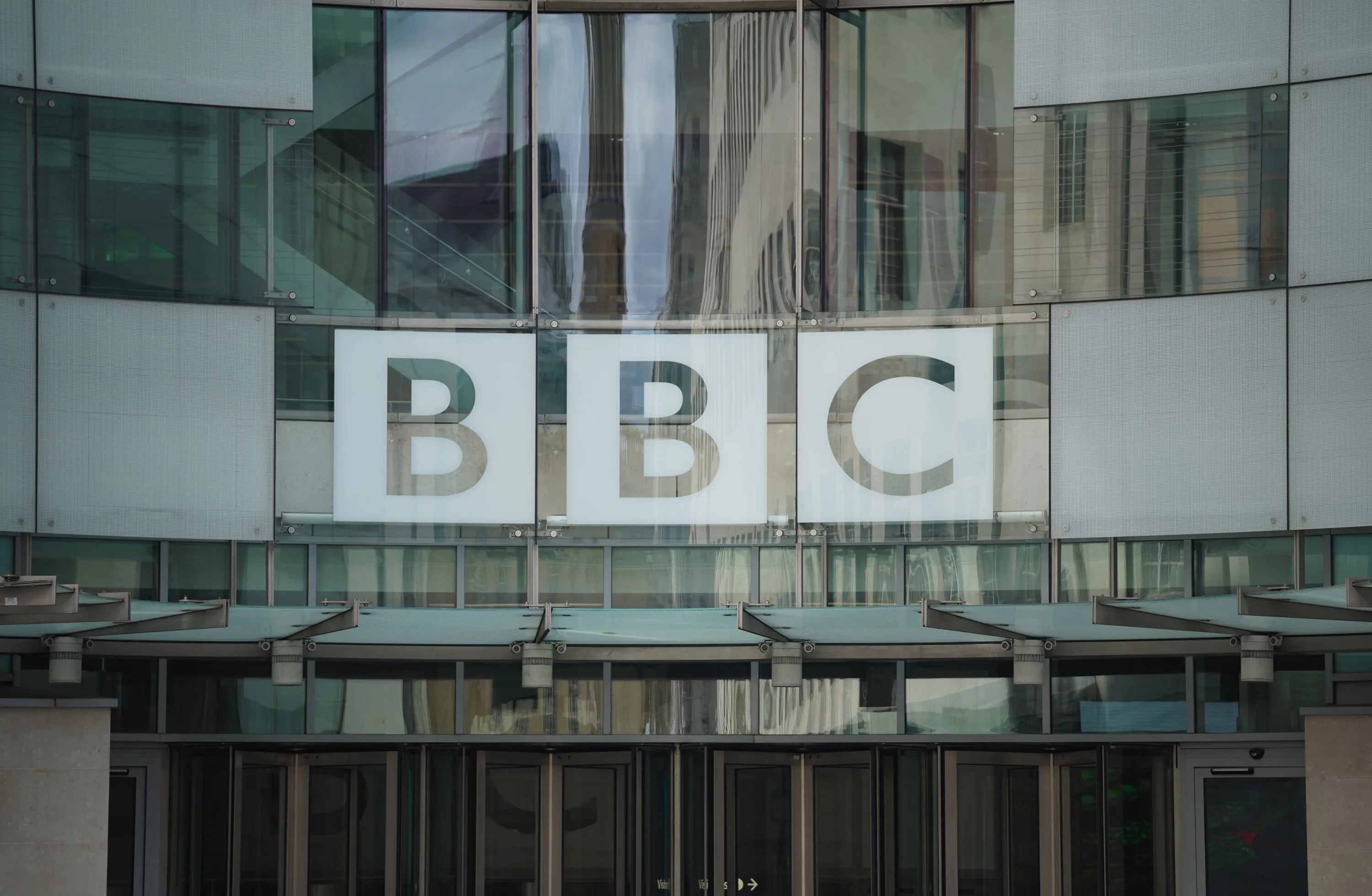 BBC-nieuwslezer steekt middelvinger op bij start van liveshow, zegt sorry