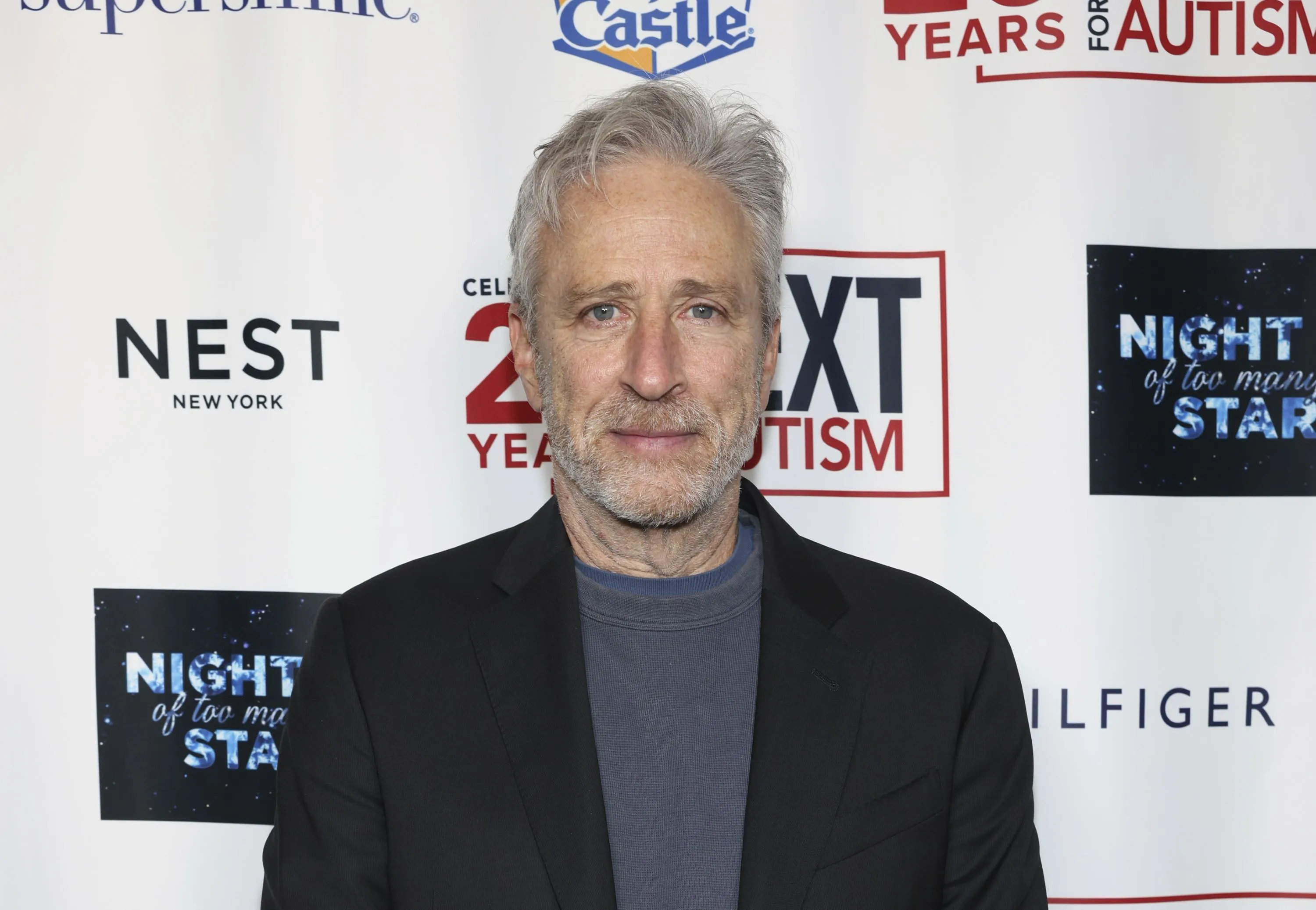 Talkshowhost Jon Stewart barst in tranen uit om overlijden van zijn hondje: “Heel lief dit”
