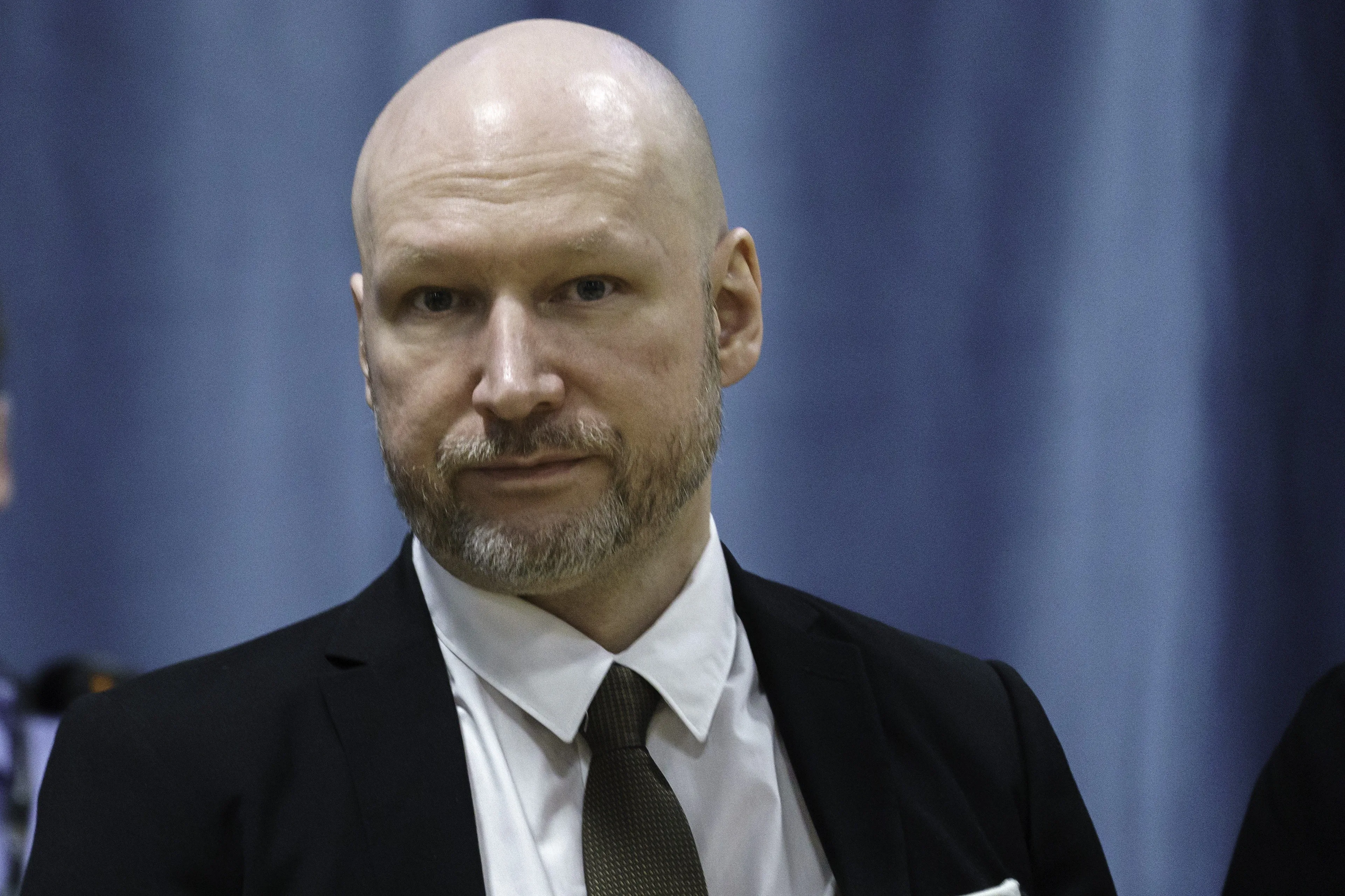 Zijn cel, zijn parkieten, zijn tv-kamer: Anders Breivik dreigt zelfmoord te plegen